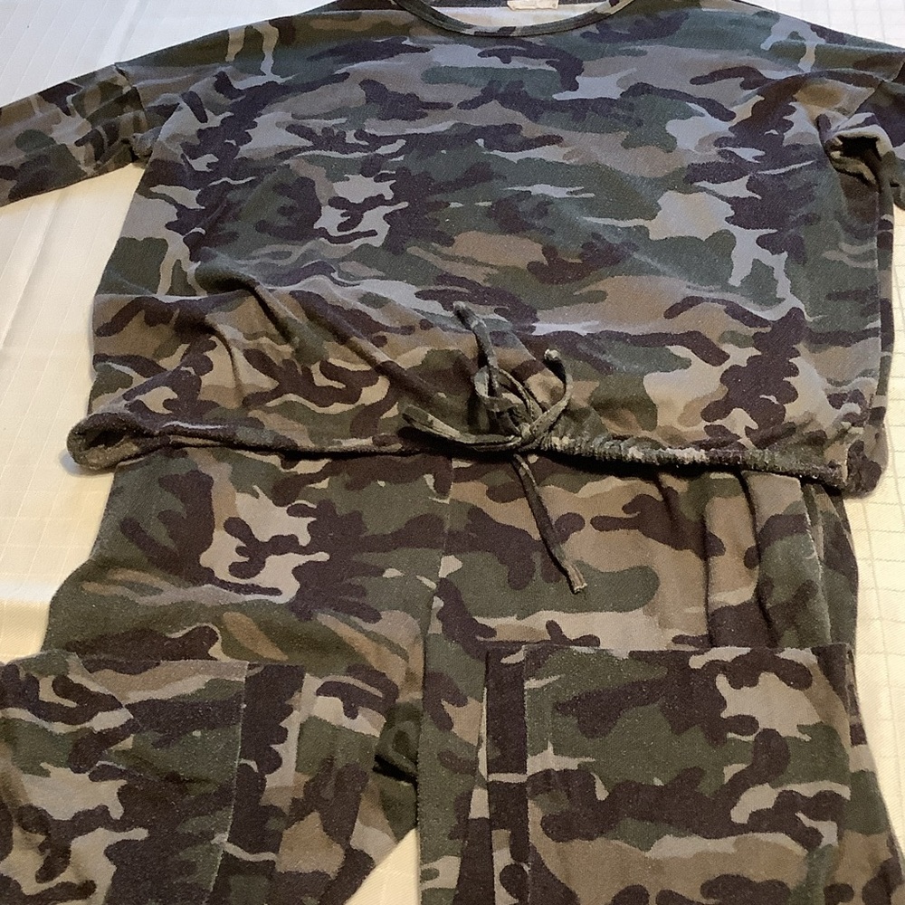 CAMOUFLAGE 2 PIECE PAJAMAS - Picture 1 of 6